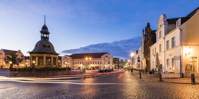 Germania, Meclemburgo-Pomerania Occidentale, Wismar, Città Anseatica, Piazza del Mercato con acquedotto del 1602 (Wasserkunst) al tramonto — Foto stock