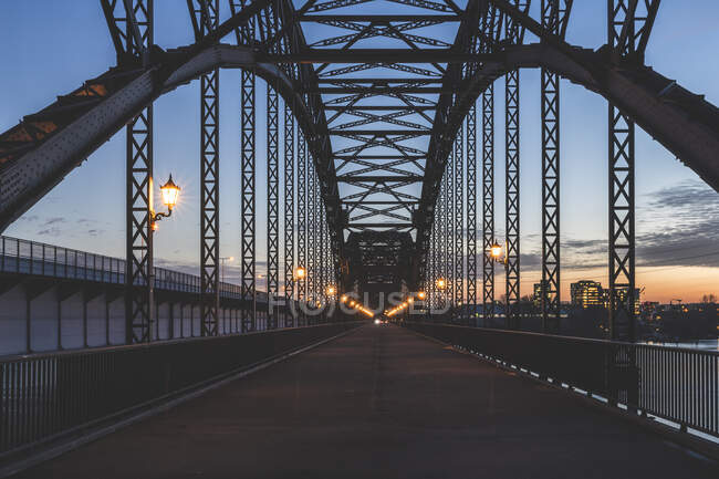 Germania, Amburgo, Diminuzione della prospettiva del ponte Elbbrucken al tramonto — Foto stock