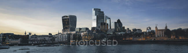 Велика Британія, Англія, Лондон, Панорама річки Темзи і центр міста хмарочоси в сутінках — стокове фото