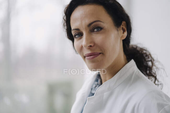 Retrato de doctora confiada, mirando a la cámara - foto de stock