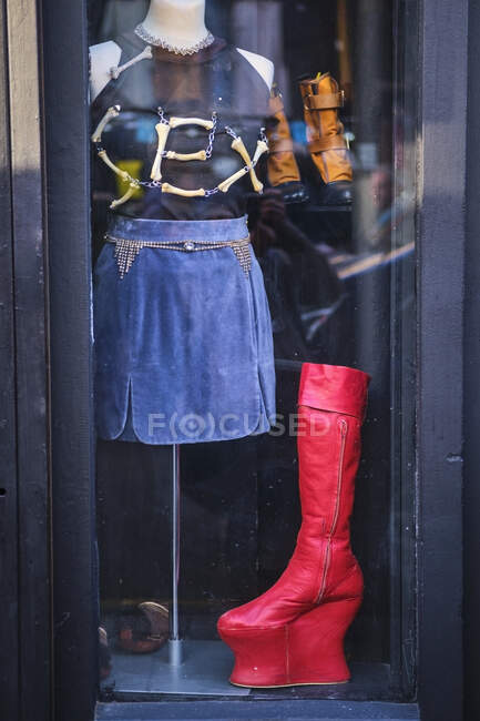 Royaume-Uni, Angleterre, Londres, vitrine du magasin de vêtements sur Portobello Road — Photo de stock