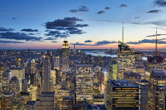 США, Нью-Йорк, Нью-Йорк, Вид на Манхэттен на закате — стоковое фото