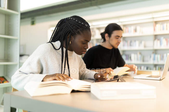 Zwei Studenten lernen in einer Bibliothek — Stockfoto