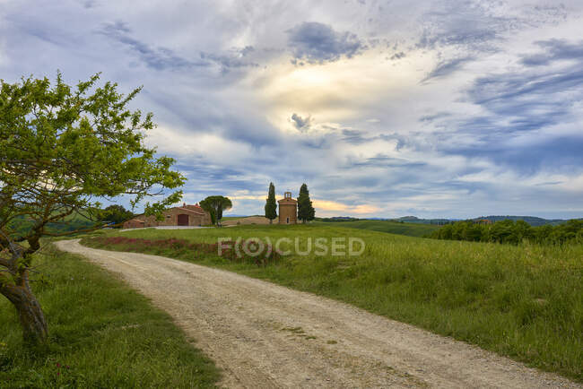 Itália, Toscana, Vale de Orcia, Igreja Vitaleta na primavera — Fotografia de Stock