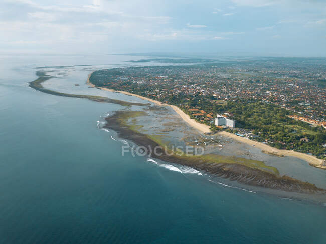 Индонезия, Бали, Санур, Вид с воздуха на побережье и риф — стоковое фото