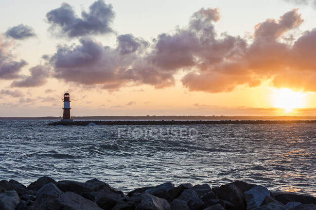 Німеччина, Мекленбург-Західна Померанія, Варнемунде, маяк і море після заходу сонця. — стокове фото