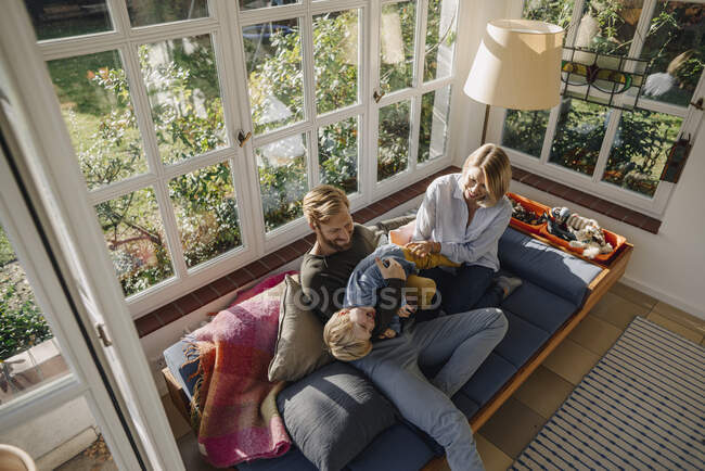 Famiglia felice in veranda a casa — Foto stock