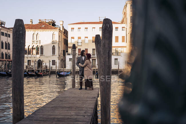 Молодая пара на пристани у Большого канала в Венеции, Италия — стоковое фото