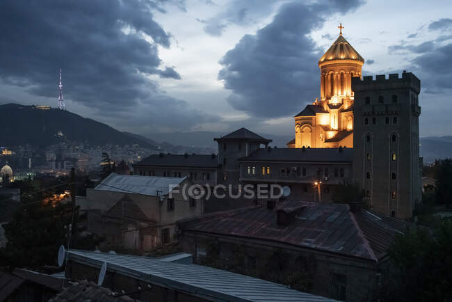 Georgia, Tbilisi, Cattedrale della Santissima Trinità illuminata al tramonto — Foto stock