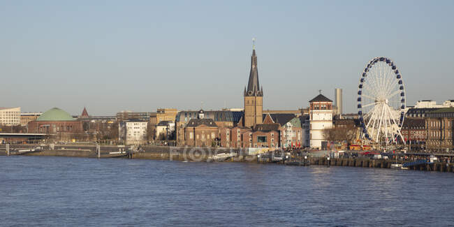 Deutschland, Nordrhein-Westfalen, Düsseldorf, City Waterfront mit Riesenrad und St. Lambertus Kirche im Hintergrund — Stockfoto