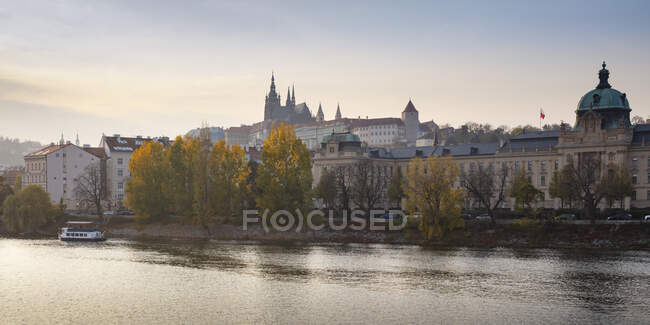 Repubblica Ceca, Praga, Castello di Praga e Cattedrale di San Vito vista attraverso il fiume — Foto stock