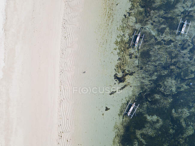 Indonésie, Bali, Nusa Dua plage, Vue aérienne des bateaux à balancier ancrés sur la mer — Photo de stock