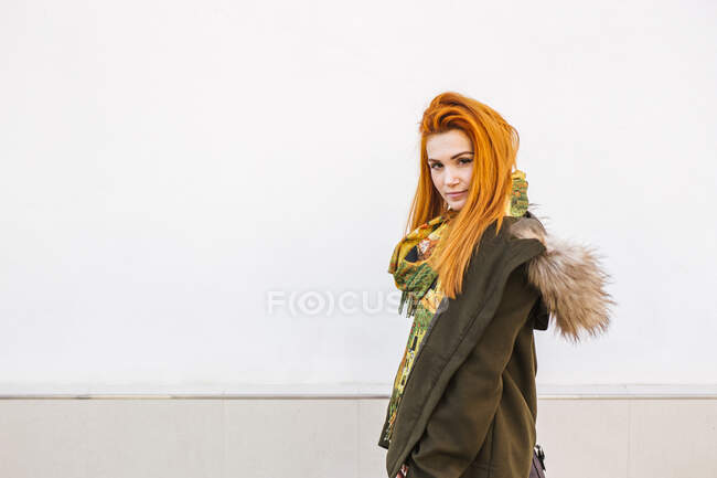 Портрет молодої жінки з пофарбованим рудим волоссям. — стокове фото