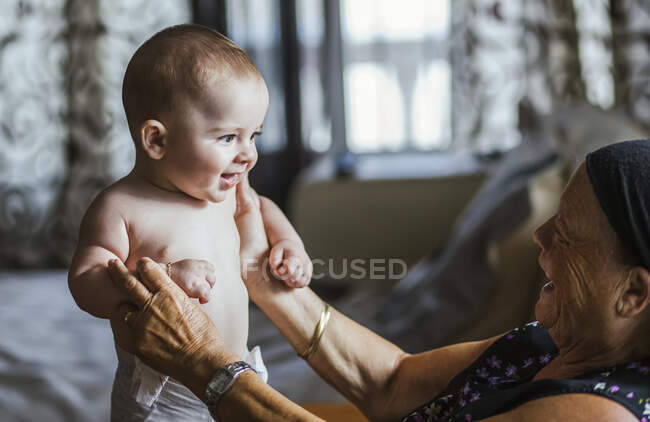 Felice bambino con sua nonna — Foto stock