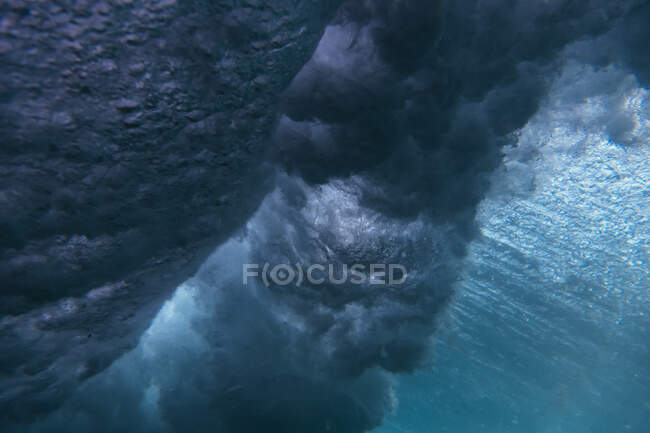 Indonésia, Bali, Vista subaquática da onda do mar — Fotografia de Stock