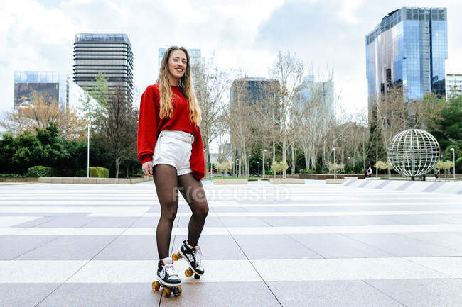 Портрет щасливої молодої жінки катання на роликах у місті — стокове фото