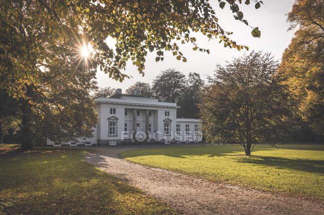 Germania, Amburgo, Sole splendente sulla Country House J. C. Godeffroy in autunno — Foto stock