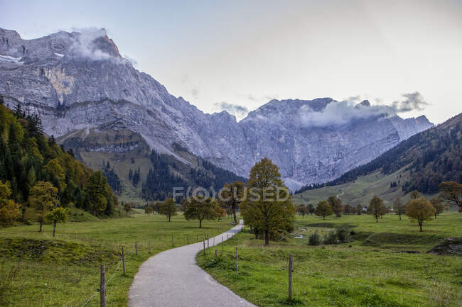Grosser Ahornboden em Karwendel montanhas no outono, Hinteriss, Áustria — Fotografia de Stock