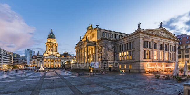 Germania, Berlino, Panorama della Gendarmenmarkt al tramonto — Foto stock