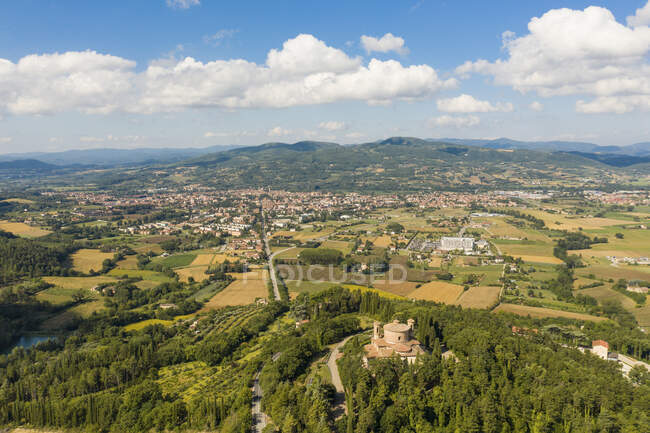 Італія, провінція Перуджа, Цитта-ді-Кастелло, Повітряний вид на літню сільську місцевість з містом на задньому плані — стокове фото
