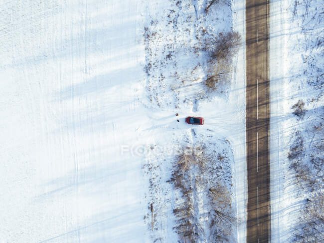 Rússia, Oblast de Moscou, Vista aérea do carro dirigindo em campo coberto de neve — Fotografia de Stock