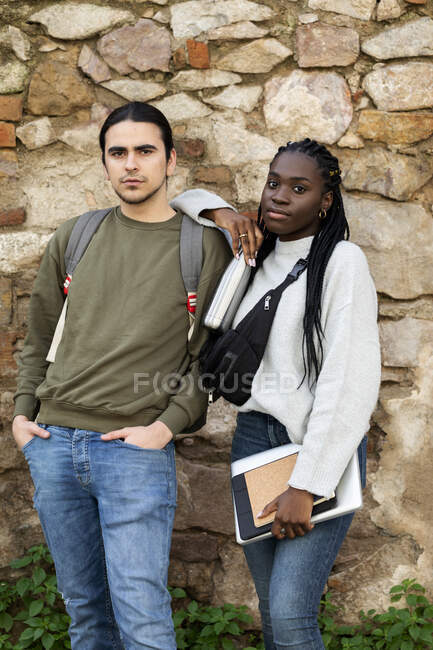 Портрет уверенной пары у каменной стены — стоковое фото