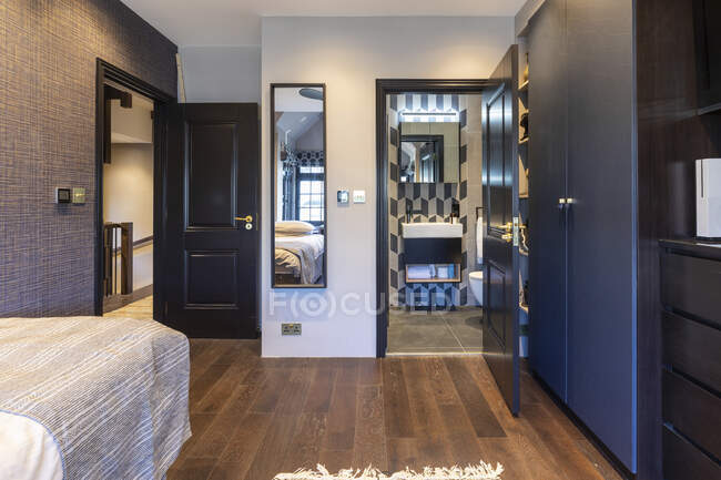Vista interior de un dormitorio en una propiedad de lujo, Londres, Reino Unido - foto de stock