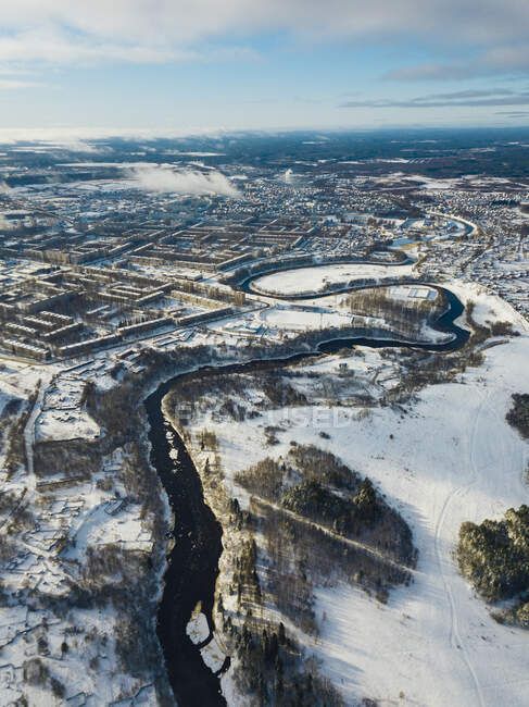 Rússia, Região de Leningrado, Tikhvin, Vista aérea do rio Tikhvinka e cidade no inverno — Fotografia de Stock