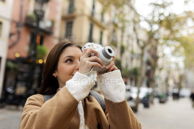 Giovane donna che scatta foto in città, Barcellona, Spagna — Foto stock