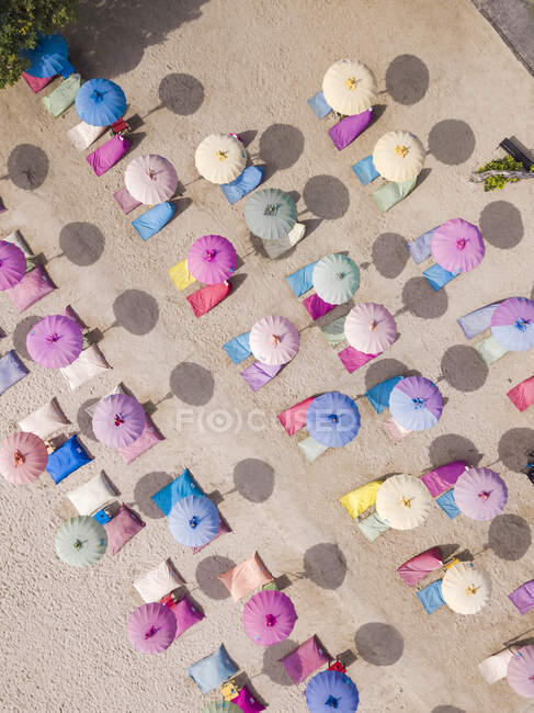 Индонезия, Бали, Нуса Дуа, Воздушный вид на разноцветные пумбреллы на курортном пляже — стоковое фото