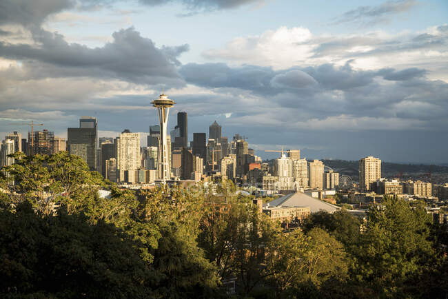 Estados Unidos, Washington State, Seattle, Skyline al atardecer - foto de stock