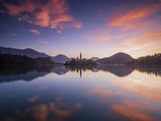 Slovenia, Bled, Lunga esposizione del lago di Bled all'alba — Foto stock