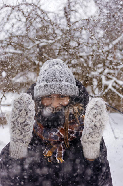 Ritratto di donna che gode di nevicate — Foto stock