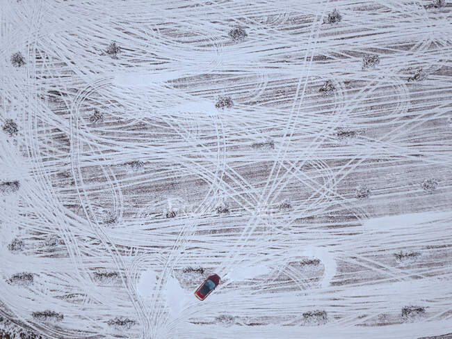 Rússia, Oblast de Moscou, Vista aérea do carro dirigindo insnow-coveredfield — Fotografia de Stock