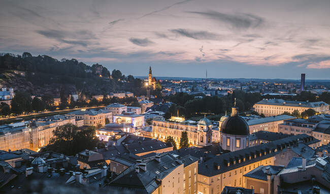 Österreich, Salzburg Land, Salzburg, Altstadt in der Abenddämmerung — Stockfoto