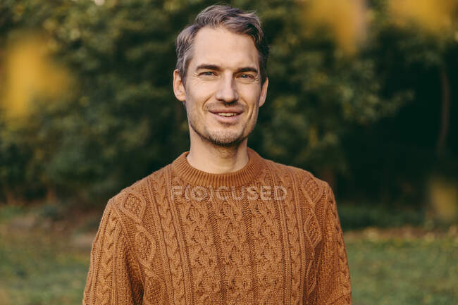 Retrato de um homem sorridente ao ar livre no outono — Fotografia de Stock