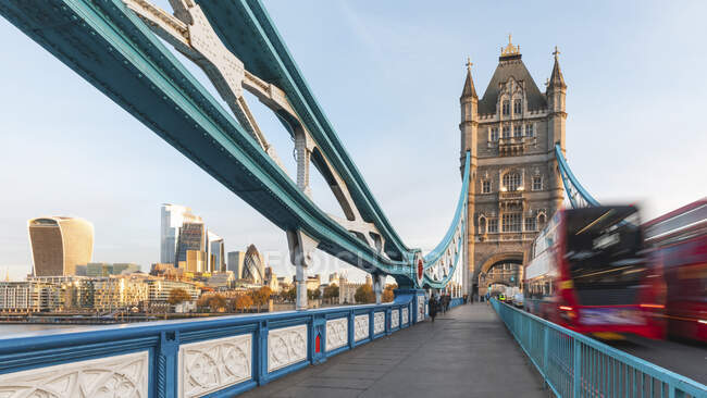 Reino Unido, Inglaterra, Londres, movimento desfocado de ônibus de dois andares atravessando a ponte da Torre ao amanhecer — Fotografia de Stock