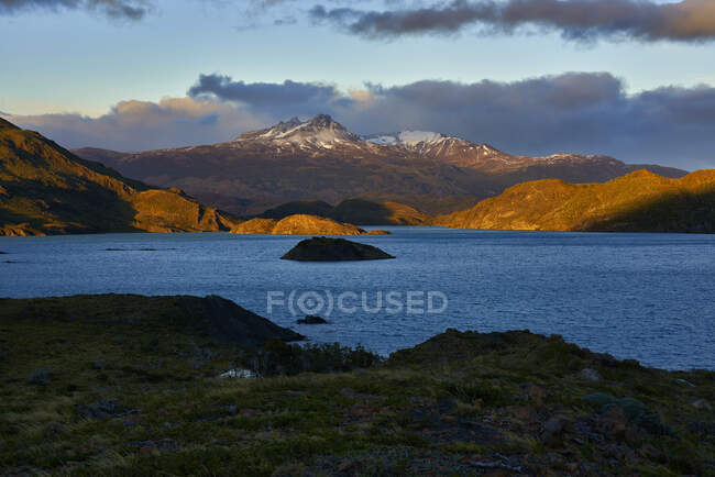 Chile, Província de Ultima Esperanza, Lago Nordenskjold ao amanhecer — Fotografia de Stock