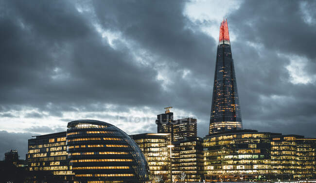 Велика Британія, Англія, Лондон, Хмари над City Hall, Shard і навколишніми будівлями в сутінках — стокове фото