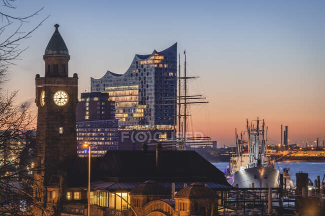 Germany, Hamburg, Landungsbrucken railroad station at dusk with Elbphilharmonie in background — Stock Photo