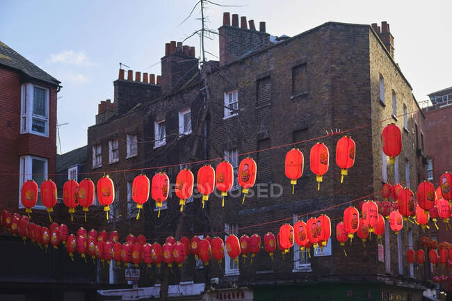 Regno Unito, Inghilterra, Londra, lanterne cinesi appese sulla strada di Chinatown — Foto stock