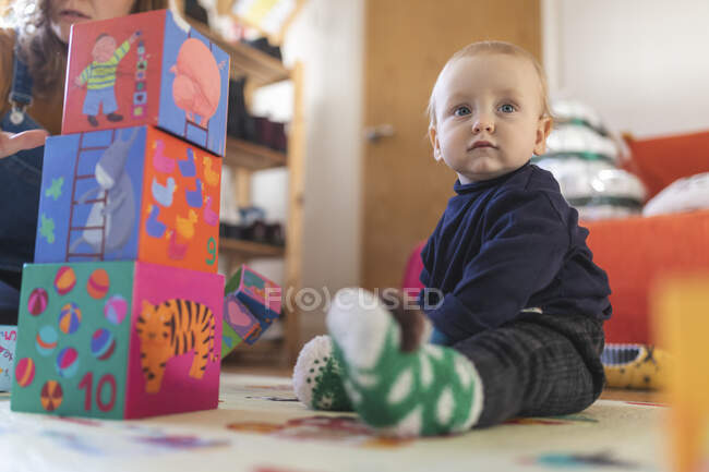 Tenente ragazzo che gioca in soggiorno a casa — Foto stock