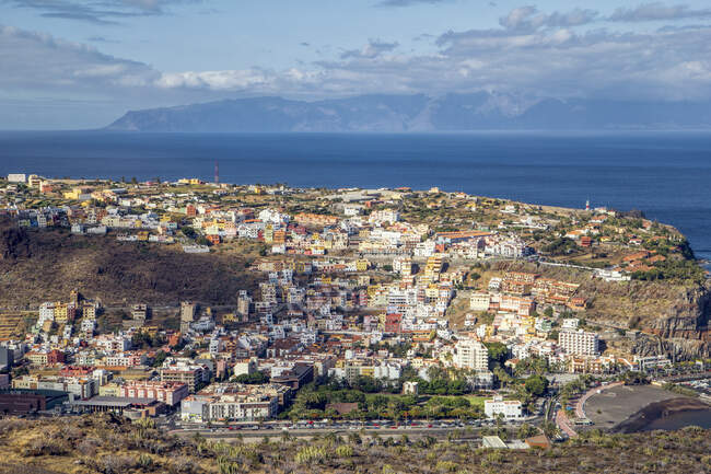 Vista su San Sebastian de La Gomera, con Teneriffa sullo sfondo, Isole Canarie, Spagna — Foto stock