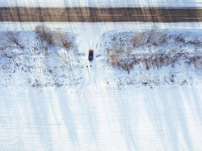 Russie, oblast de Moscou, Vue aérienne de la voiture conduisant dans un champ enneigé — Photo de stock