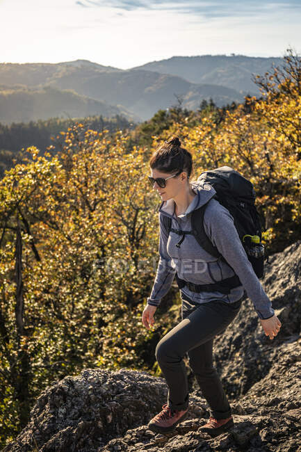 Женщина, идущая по скалистой тропе, Карлсруэр Грат, Оттенхофен, Шварцвальд, Германия — стоковое фото