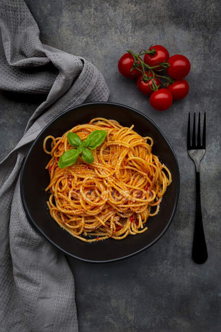 Ciotola di spaghetti con basilico e parmigiano — Verticale, Cibo italiano -  Stock Photo | #470157956