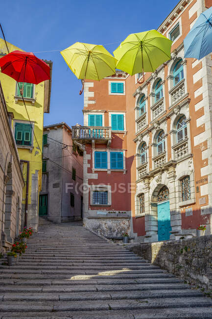 Croatie, Istrie, Labin, ruelle de la vieille ville avec des parasols colorés — Photo de stock