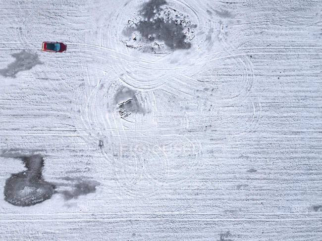 Rússia, Oblast de Moscou, Vista aérea do carro dirigindo no campo coberto de neve — Fotografia de Stock