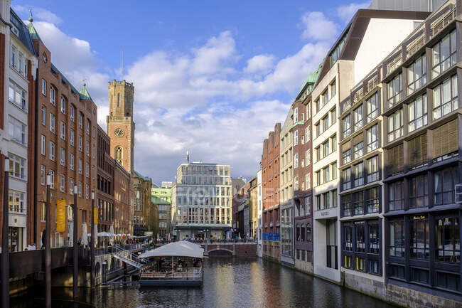 Germania, Amburgo, Edifici lungo il canale Bleichenfleet con torre Alte Post sullo sfondo — Foto stock