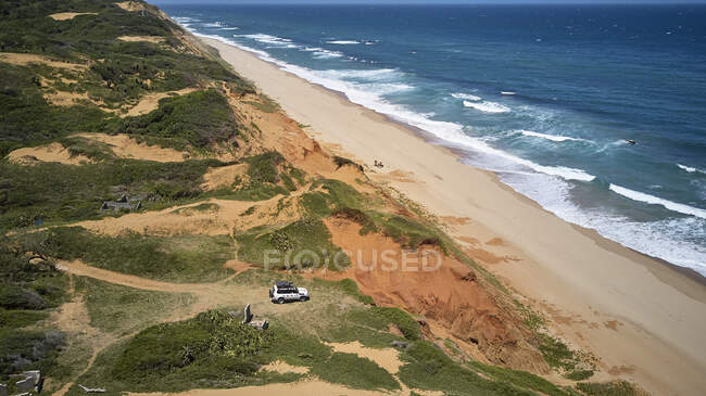 Jeep sur les dunes en face de l'océan Indique, Xai-Xai, Mozambique — Photo de stock